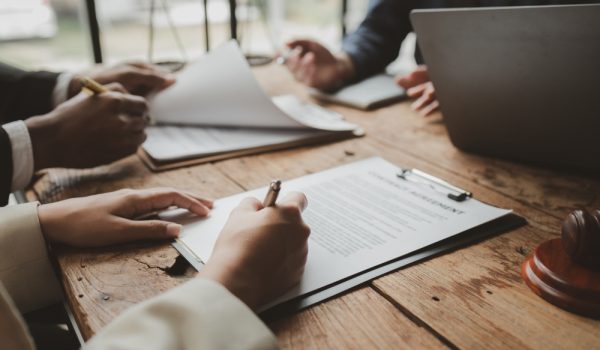 Business,People,Negotiating,A,Contract,,Discussing,Contract,While,Working,Together